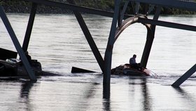 Čekání jednoho z řidičů na záchranu poté, co se v USA zřítil most i s projíždějícími auty