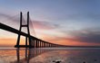 Nejdelší most v Evropě - Proti Číňanům jsme my, Evropané, opravdoví žabaři. Nejdelší most Evropy totiž měří »pouhých« 17,2 km, leží v Portugalsku, překlenuje řeku Tagus a jmenuje se Vasco da Gama. Vede přes něj dálnice a otevřen byl v r. 1998.