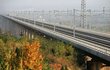 Nejdelší most světa - Určitě není žádným překvapením, že také úplně nejdelší most světa stojí v Číně. A také byl otevřen loni. Jde o železniční most mezi Šanghají a Pekingem a vlaky se po něm prohánějí rychlostí až 300 km/h. Jde spíše o magistrálu pár metrů nad zemí, přičemž nejvýše je oblouk položen ve výšce 80 m. Velký most lze směle označit i za nejpředraženější a nejzkorumpovanější most světa, protože jeho náklady v průběhu stavby stouply několikanásobně a několik lidí bylo dokonce za korupci se stavbou spojenou popraveno. No jo, Čína