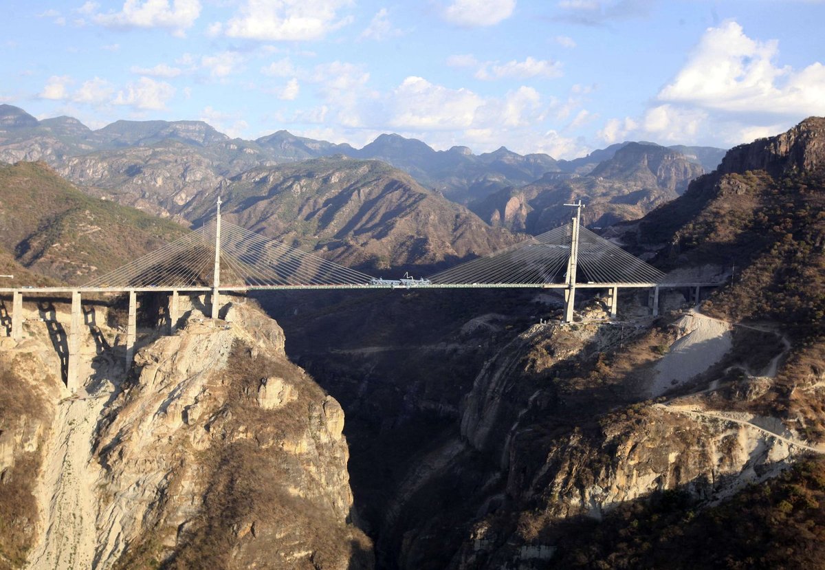 Nejvyšší na světě - Dlouhá léta měli obyvatelé severního Mexika problémy při cestování přes pohoří Sierra Madre Occidental. Vedla tudy jen velmi nebezpečná krkolomná silnička po úpatích hor, kde umíraly stovky lidí při hrůzných nehodách. Cesta navíc trvala mnoho hodin. Otevření mostu Baluarte tak výrazně usnadní život všem v okolí. Vede po něm dálnice, která by měla být zprovozněna během několika týdnů.