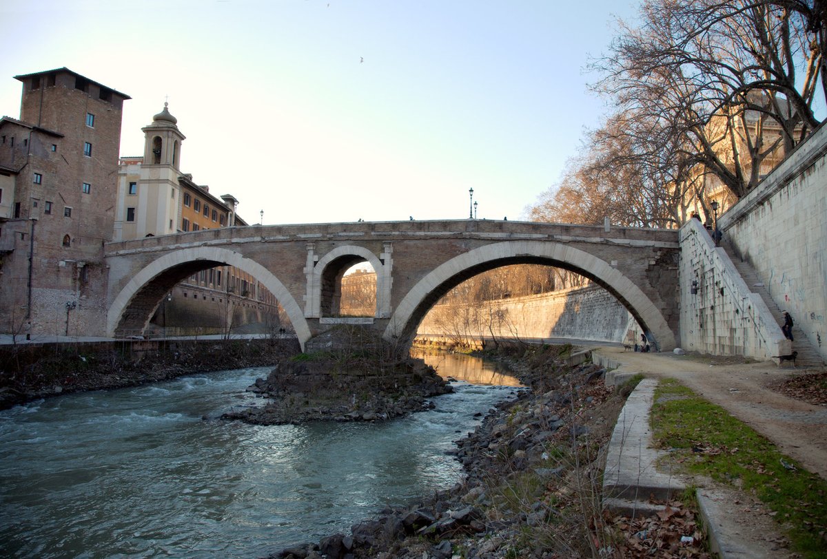 Nejstarší na světě - Pravděpodobně nejstarším mostem světa se mohou pyšnit Italové. Jmenuje se Pons Fabricius, stojí přímo v hlavním městě Římě, vede přes řeku Tiberu a postaven byl v roce 62 před naším letopočtem. Pochodovali přes něj římské legie, dusaly zde nohy barbarských nájezdníků, most přežil mnoho válek a řádění živlů. Jedná se o naprosto ojedinělou kulturní památku.