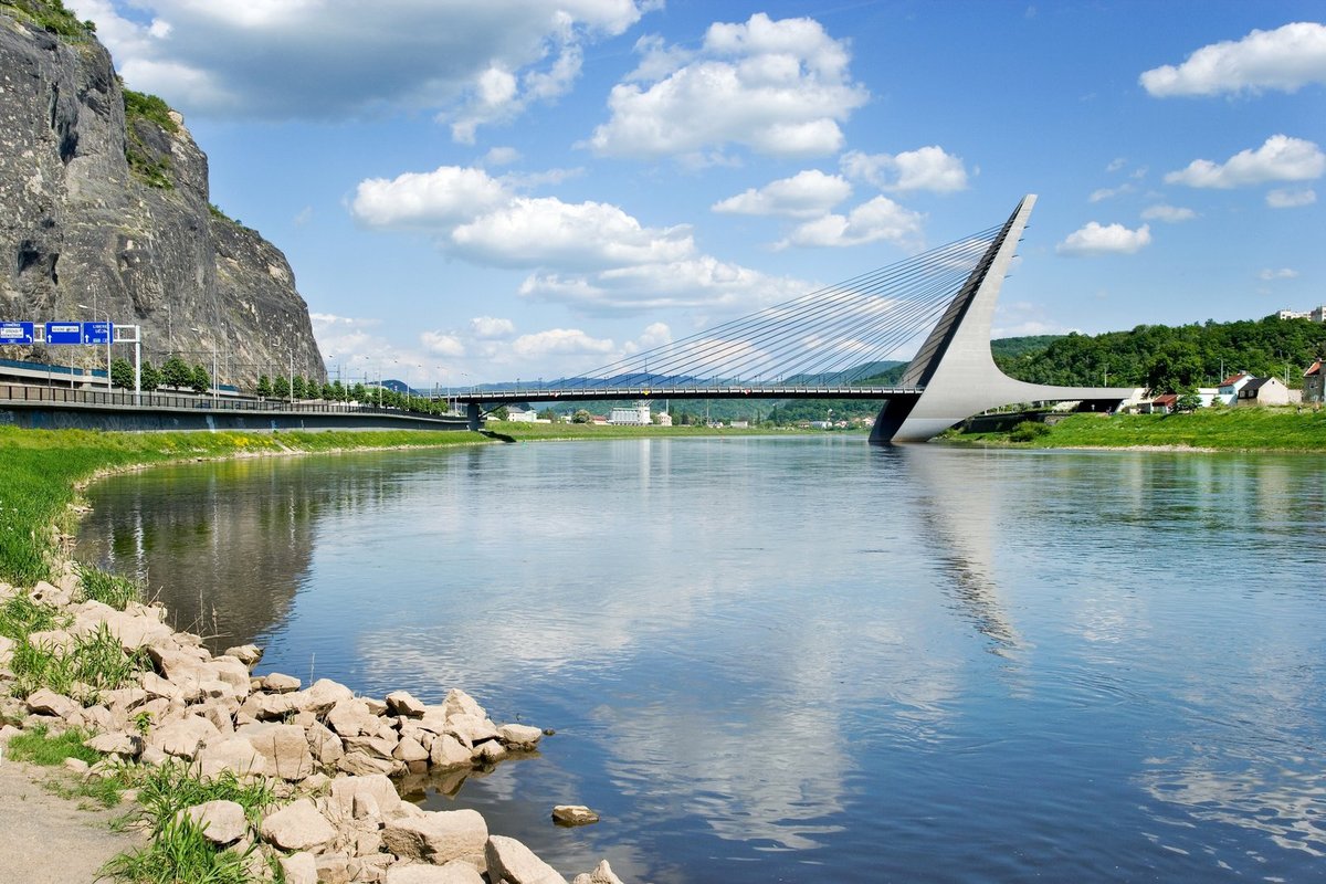 I Češi umějí - V Česku sice nemáme nejdelší, nejvyšší, ani nejdražší most na světě, pozadu ale v moderní mostové architektuře rozhodně nezůstáváme. Důkazem budiž například Mariánský most v Ústí nad Labem, který je svým tvarem pozoruhodný, čehož si všimli i v Evropské asociaci ocelových konstrukcí a udělili mostu v roce 1999 hlavní cenu.