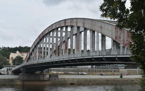 Most má zrezivělou konstrukci.