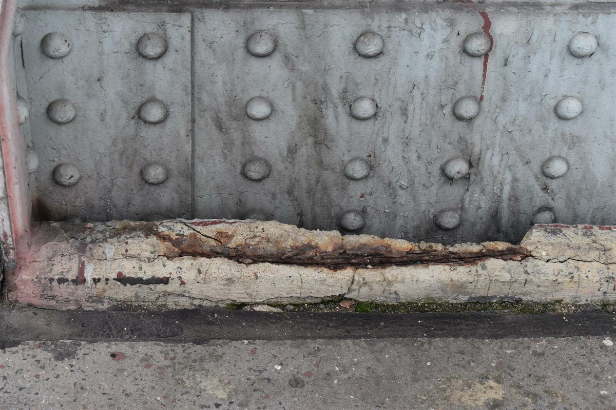 Zrezlé jsou i armatury v betonových částech.
