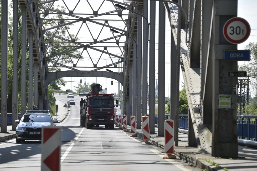Ředitelství silnic a dálnic (ŘSD) zahájilo opravu mostu přes řeku Odru na vytížené silnici I/56 mezi Ostravou a Hlučínem.
