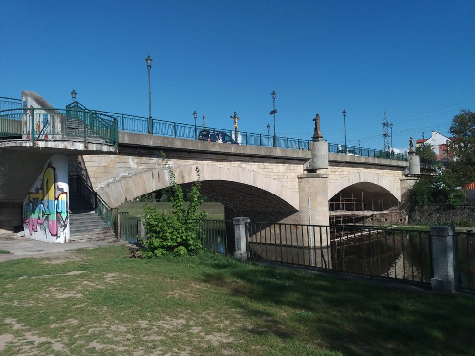 Plzeňský Rooseveltův most se opravuje.