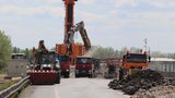Další omezení u Nových Mlýnů: Oprava mostu zhuntovala silnice, začínají je opravovat