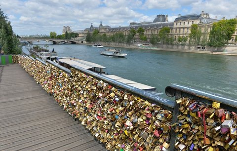 Paříž prodá zámky milenců ze slavného mostu: Peníze pošle uprchlíkům