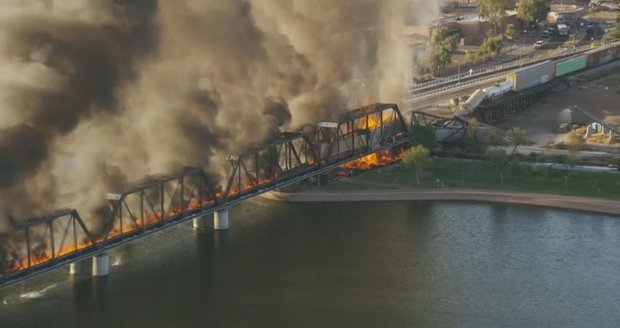 Katastrofa na železnici: Pod vlakem v Arizoně se zřítil most, jezero pohltily plameny