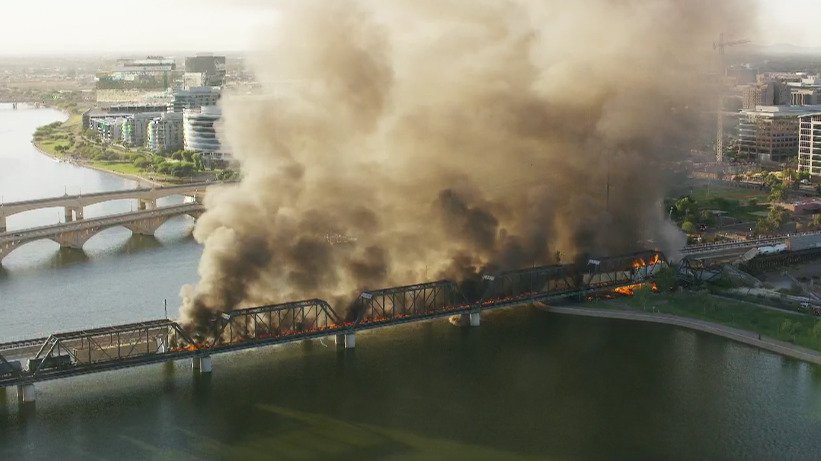 Požár mostu na jezeře Tempe v Arizoně (29. 7. 2020)