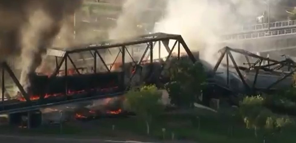 Požár mostu na jezeře Tempe v Arizoně (29. 7. 2020)