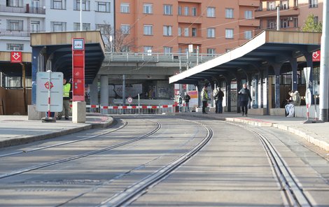 Na mostě je zastavená automobilová doprava, pod most nesmí tramvaje ani chodci.