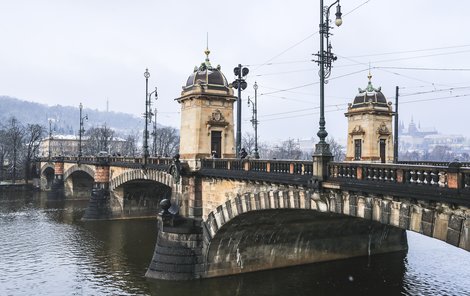 Most legií spojuje pražskou Vítěznou ulici s Národní třídou.