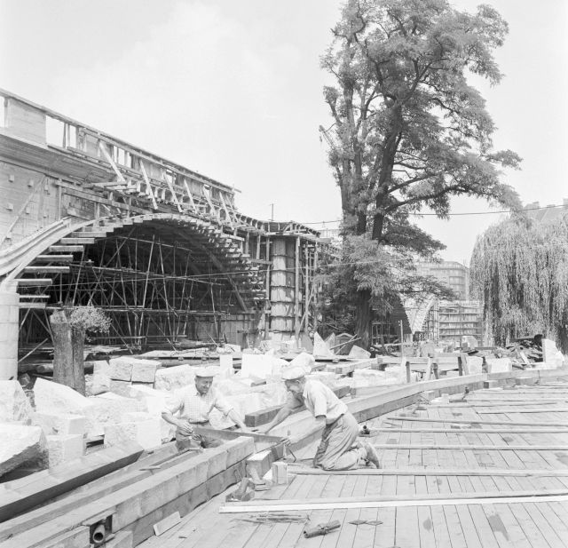 Probíhající rekonstrukce Hlávkova mostu roku 1959.
