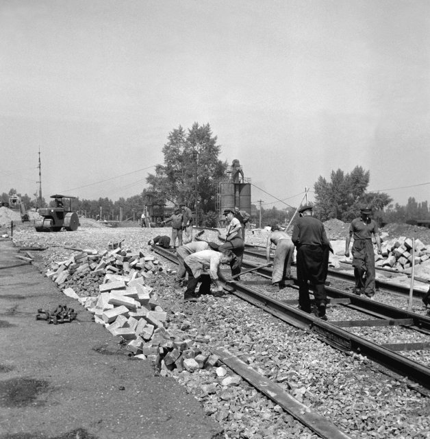 Pokládání tramvajových kolejí při rekonstrukci Hlávkova mostu roku 1960.