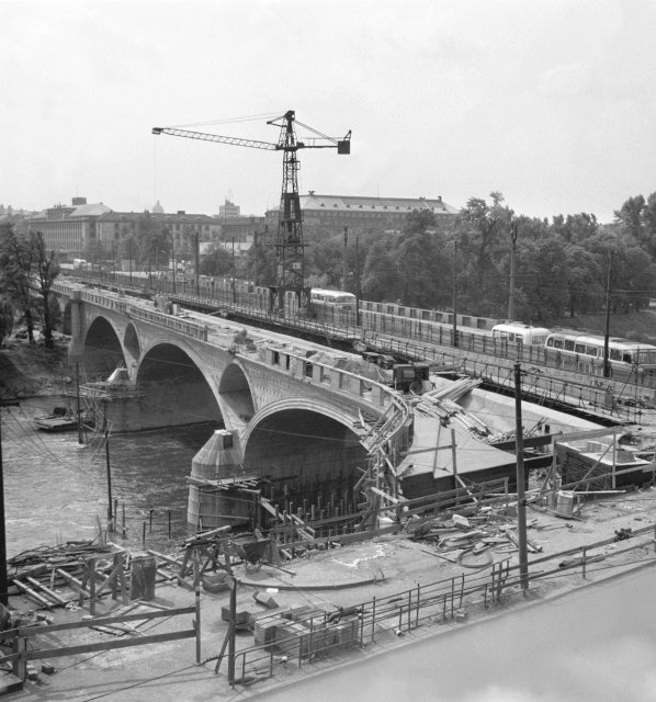 Rekonstrukce Hlávkova mostu roku 1960.