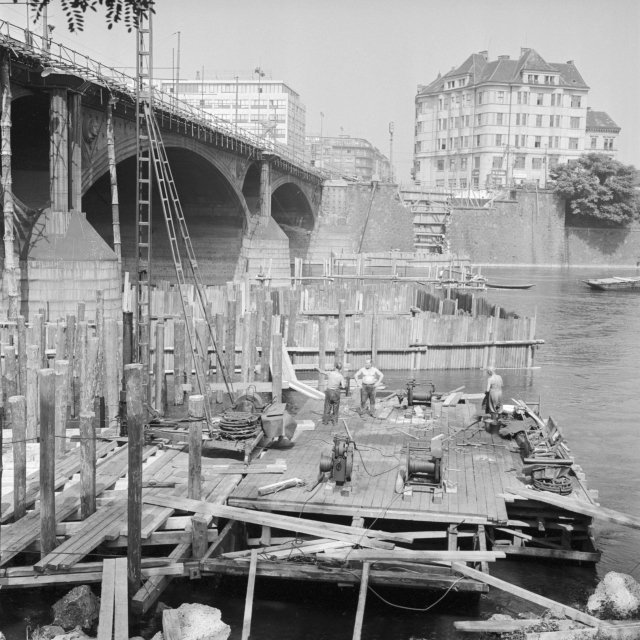 Rozšiřování Hlávkova mostu v roce 1958