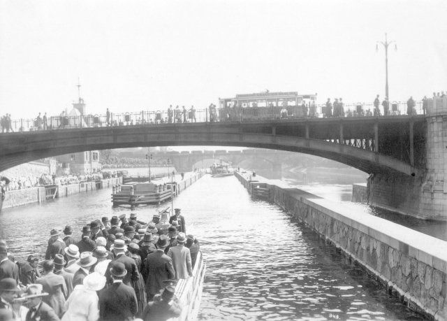 Hlávkův most na fotografii z parníku roku 1921