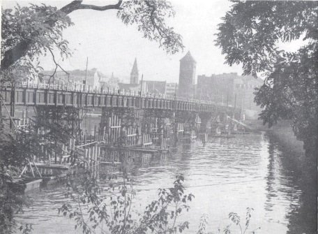 Ukázka stavby provizorního dřevěného mostu v blízkosti původního, rok 1941