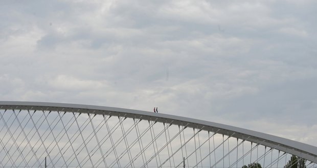 Lidé na Trojském mostě hazardují se životem: Chodí po jeho konstrukci