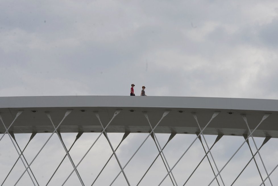 Lidé na Trojském mostě hazardují se životem: Chodí po jeho konstrukci