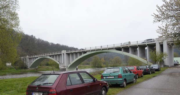 Oprava mostu přes Berounku v Liblíně. Odstavená auta v Liblíně