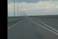 VIDEO: Vítr rozvlnil most přes Volhu