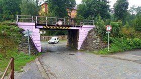 Narůžovo v průběhu jediné noci natřel neznámý pachatel železniční most v Lukách nad Jihlavou.