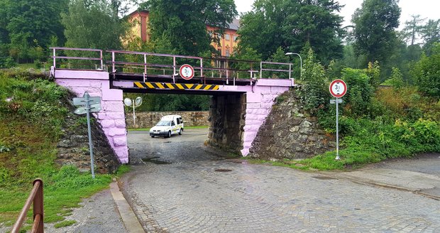 Narůžovo v průběhu jediné noci natřel neznámý pachatel železniční most v Lukách nad Jihlavou.