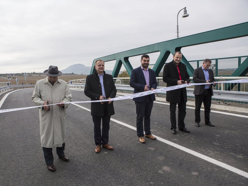 Jihomoravský kraj dnes otevřel dva mosty u Šakvic na Břeclavsku, práce na nich trvaly 14 měsíců, stály 120 milionů korun.