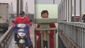 Most sebevrahů v Číně a dobrovolník Chen (vlevo)