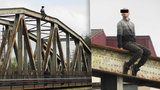 Drama na mostě přes Moravu: Policie sebevraha přemlouvala 6 hodin, nakonec skočil  