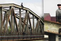 Drama na mostě přes Moravu: Policie sebevraha přemlouvala 6 hodin, nakonec skočil