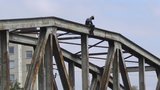 Sebevrah (32) na železničním mostě přerušil provoz: Vyhrožoval skokem do Dyje, po hodině si dal říct