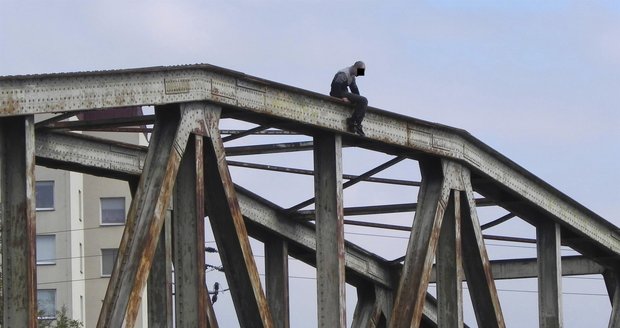 Smrt v řece se zdá jako nejschůdnější cesta pro mnoho sebevrahů. Takto chtěl skočil loni do řeky Moravy muž ve Starém Městě.