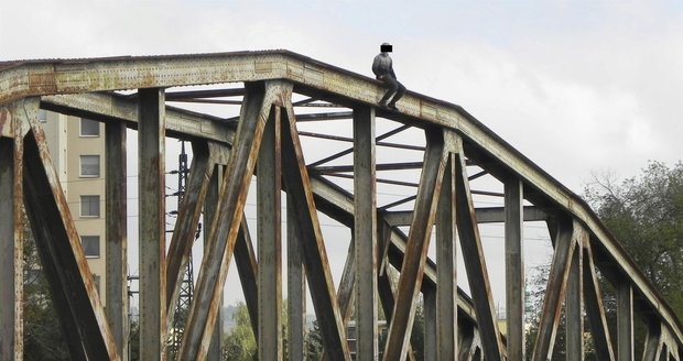 Opilý mladík měl z pekla štěstí, pád z mostu z výšky šesti metrů odnesl jen lehkým zraněním. (Ilustrační foto)