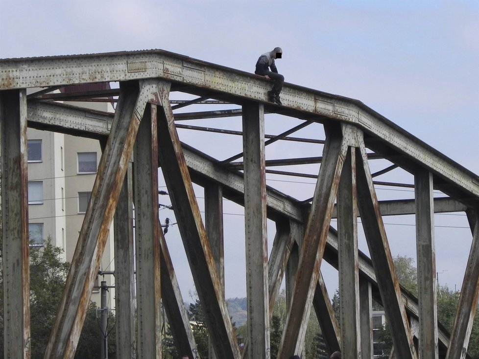 Muž na mostě rozmlouval s policejním vyjednávačem několik hodin. Vyhrožoval, že skočí do řeky Moravy.