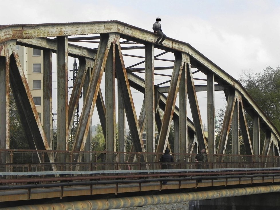 Muž na mostě rozmlouval s policejním vyjednávačem několik hodin. Vyhrožoval, že skočí do řeky Moravy.