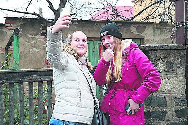 Studentky Anna (vlevo) a Kateřina si udělaly sefie u Luďanova domu.