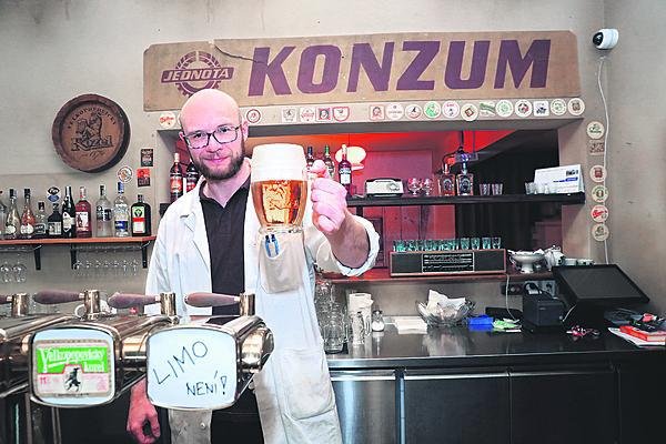 David Salomon ve své retrohospodě osobně vítá každého hosta. V nabídce alkoholu jsou i tradiční české míchané nápoje, například »magické oko« tedy pivo a zelená.