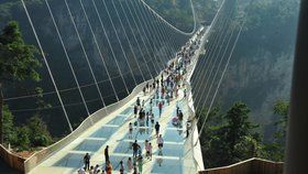 Most přes rokli v Číně. Denně se po něm může projít maximálně osm tisíc lidí.