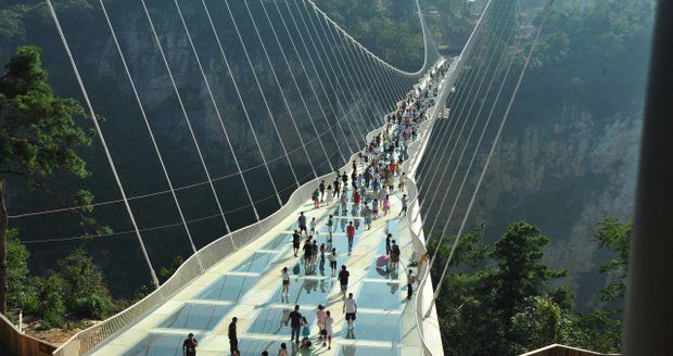 Čína má nejdelší skleněný most světa podle Avatara: Pět set metrů nad roklí