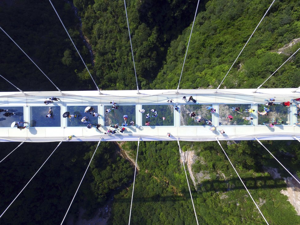 Most přes rokli v Číně. Denně se po něm může projít maximálně osm tisíc lidí.