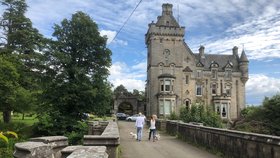 Most vede k sídlu Ouverton House