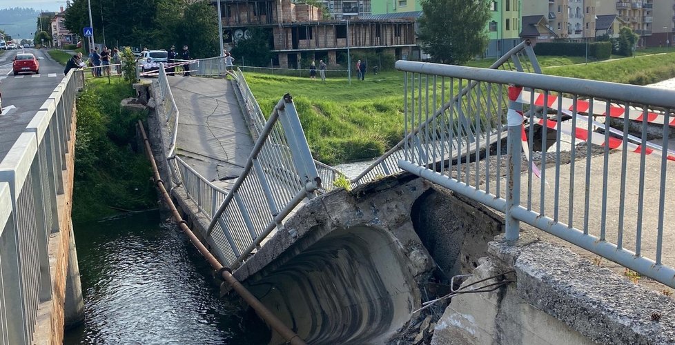 Na Slovensku se do řeky zřítil most! Žena skončila v nemocnici