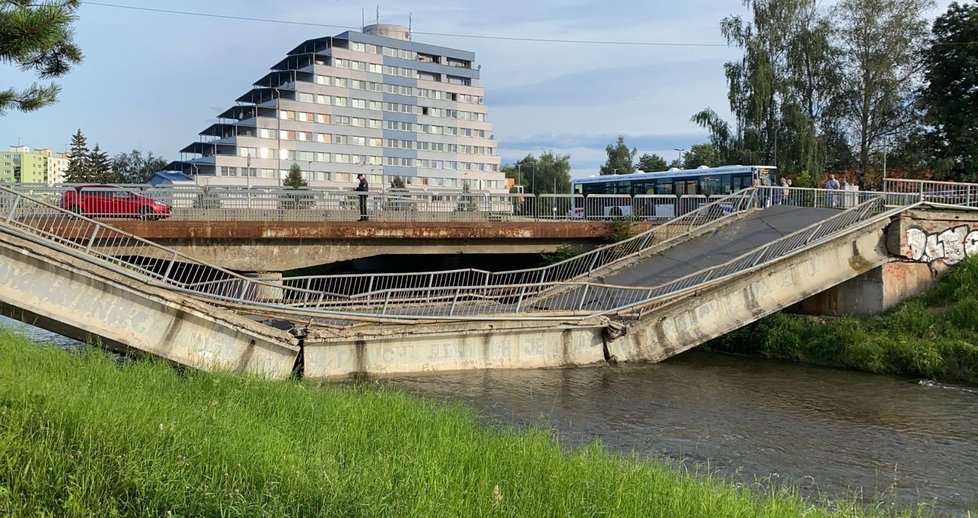 Na Slovensku se do řeky zřítil most! Žena skončila v nemocnici