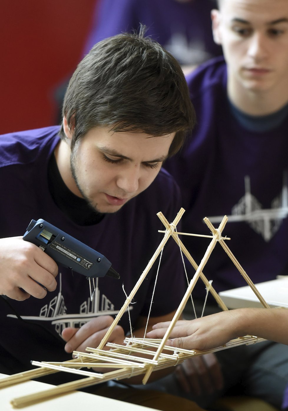 Jen se špejlemi, provázkem a lepidlem si muselo vystačit dvacet tříčlenných středoškolských týmů, které v Ostravě změřily své síly v soutěži Bridge Builder Contest.