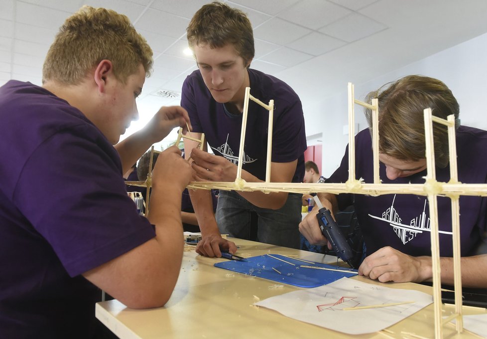 Jen se špejlemi, provázkem a lepidlem si muselo vystačit dvacet tříčlenných středoškolských týmů, které v Ostravě změřily své síly v soutěži Bridge Builder Contest.