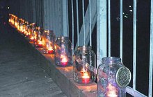 Historický nýtovaný skvost v Kostelanech: Most rozzářilo 740 svíček