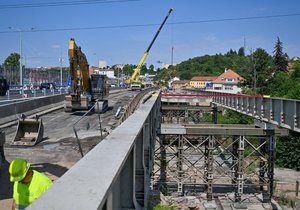 Provizorní most (vpravo) se demoluje, nový most přes Svitavu je zatím stále ve výstavbě.